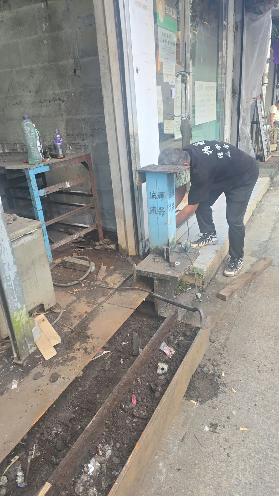 清拆還原工程現場，工人操作機械進行地面開挖