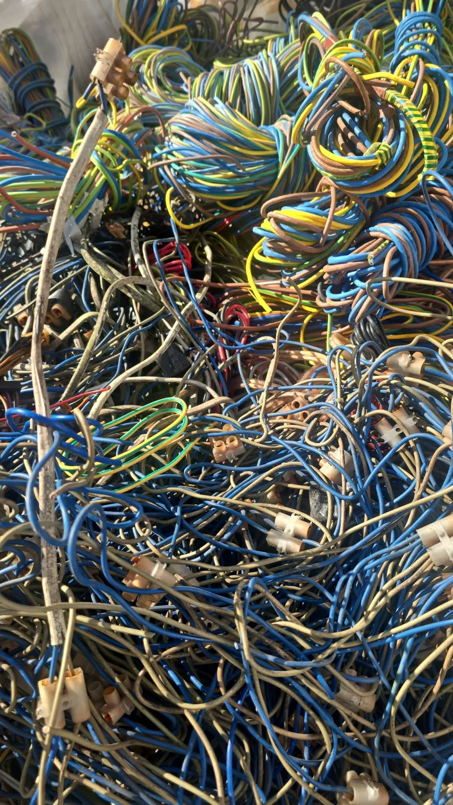 廢電線分類回收，彩色電線集中堆放